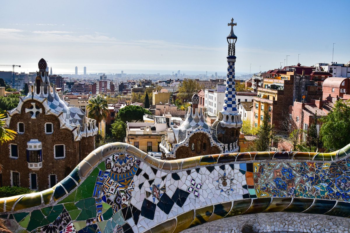 Park Güell mozaikinis suoliukas su Barselonos panorama