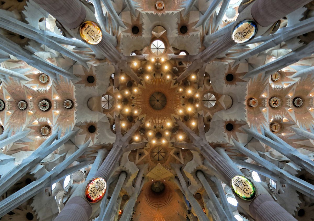 Sagrada Família vidaus skliautai ir kolonos Barselonoje