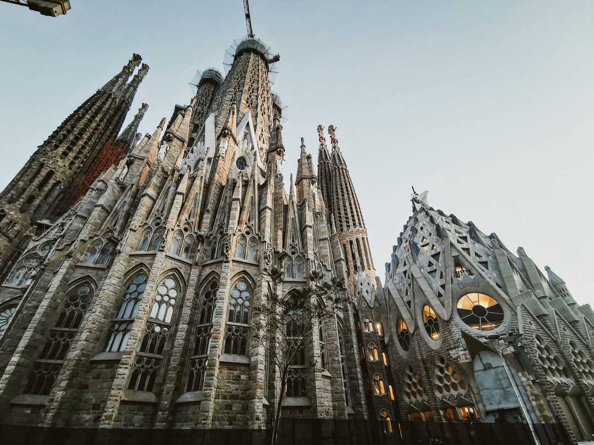 Sagrada Família fasadas ir bokštai iš išorės Barselonoje