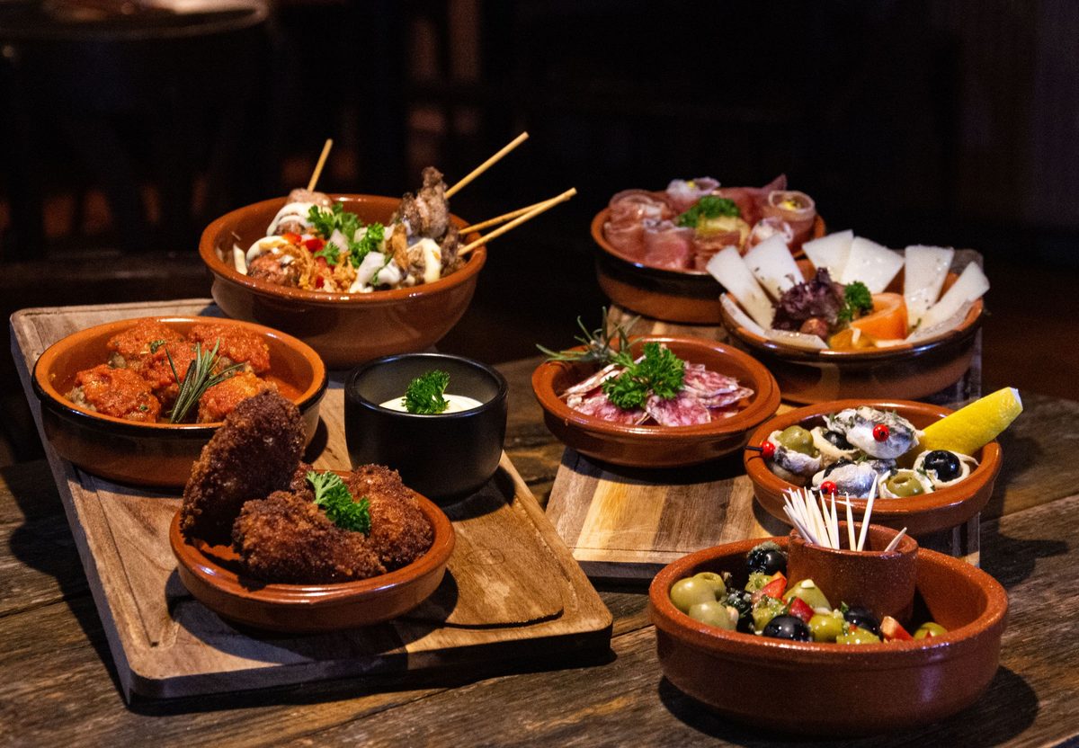 Ispaniškų tapas patiekalų rinkinys moliniuose induose