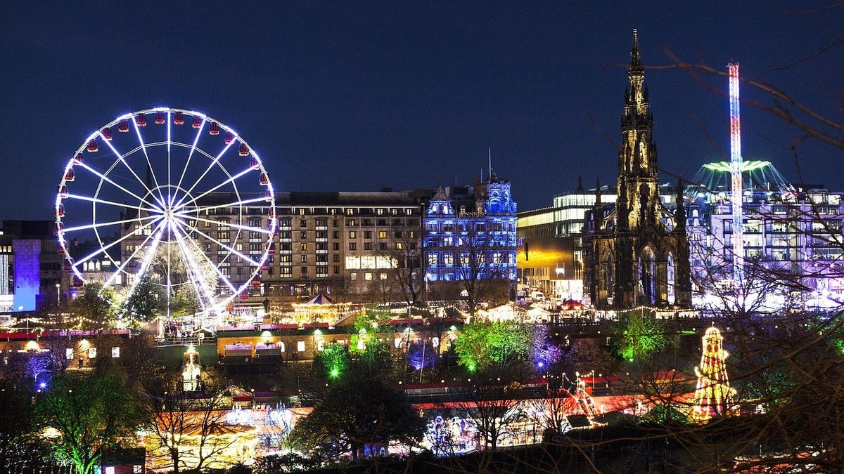 Edinburgo kaledinis turgelis su apzvalgos ratu prie Skoto paminklo