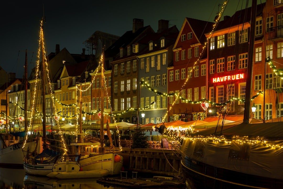 Nyhavn krantine Kopenhagoje su kaledinemis girliandomis