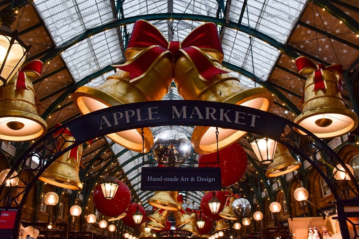 Covent Garden Apple Market Londone su kaledinemis dekoracijomis