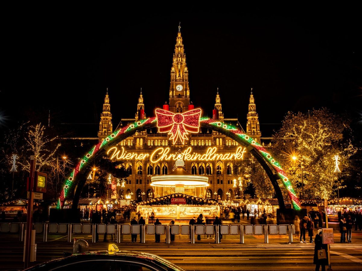 Wiener Christkindlmarkt sviesos arka prie Vienos rotuses